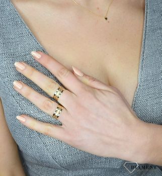 Złoty pierścionek 585 z eleganckim tłoczeniem DIA-PI-AN205295-585 Ponadczasowy wzór inspirowany ikonami sztuki jubilerskiej (4).JPG
