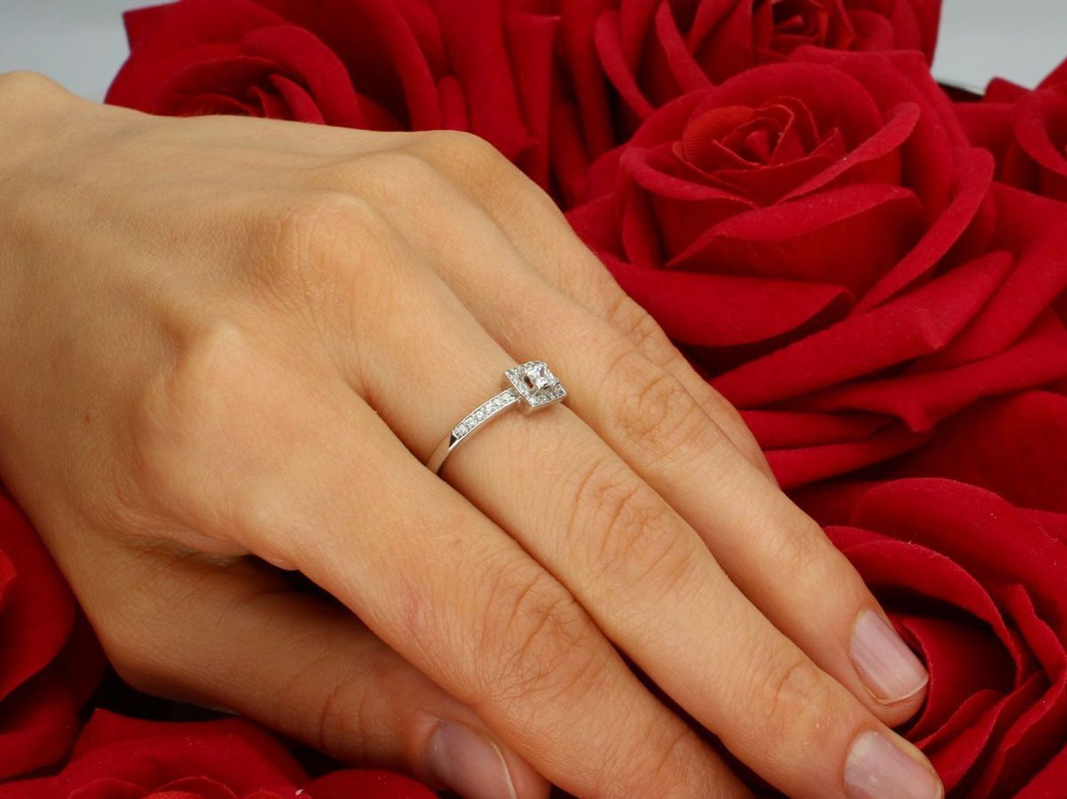 Białe złoto pierścionek damski próby 585, 2,24 g, z kwadratowym wzorem i białymi cyrkoniami. Szerokość elementu górnego 6 mm, szerokość szyny dolnej 1 mm, rozmiar 14. Elegancka biżuteria 1.jpg