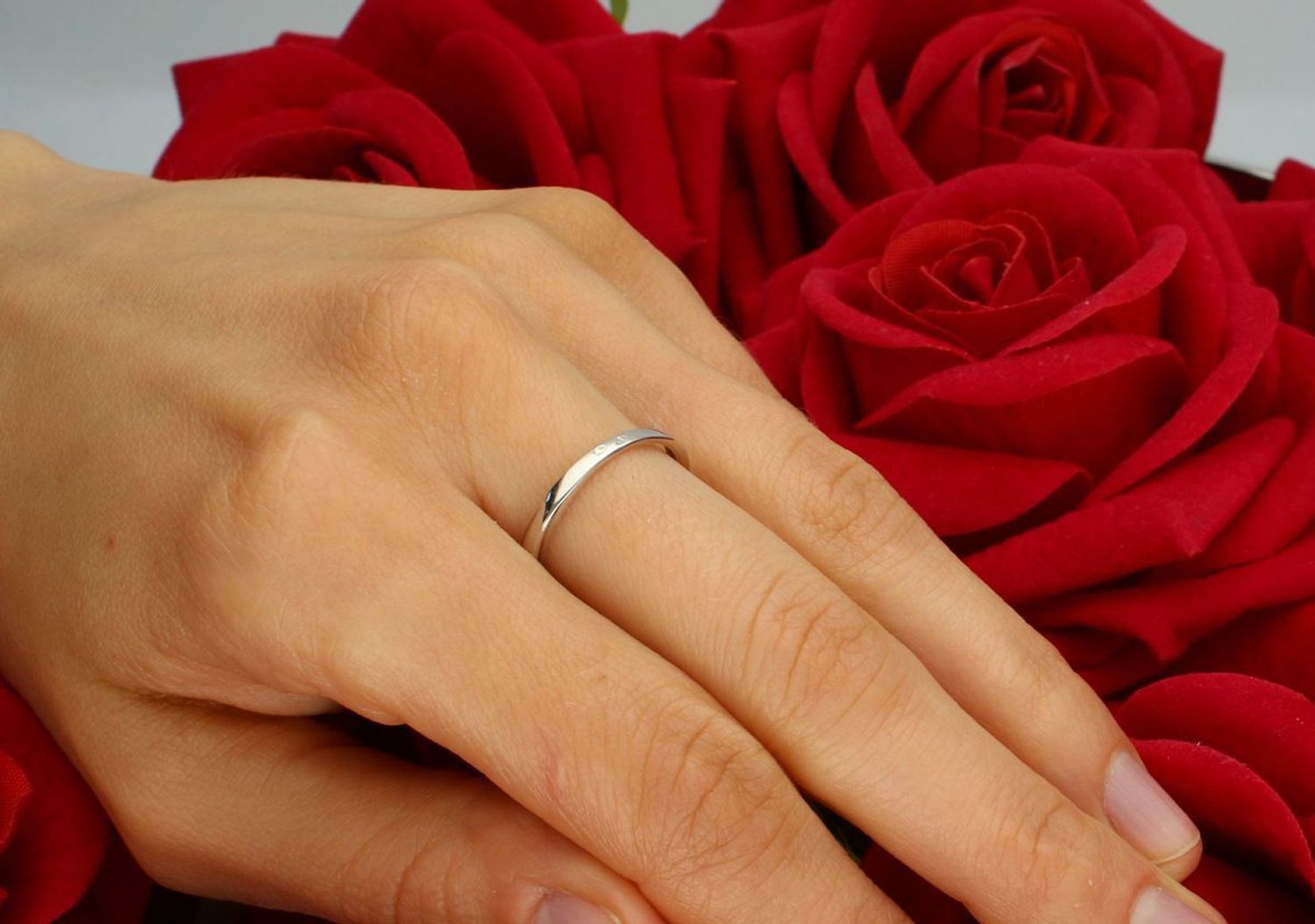 Białe złoto pierścionek damski próby 585, 2,24 g, z kwadratowym wzorem i białymi cyrkoniami. Szerokość elementu górnego 6 mm, szerokość szyny dolnej 1 mm, rozmiar 14. Elegancka biżuteria 1.jpg