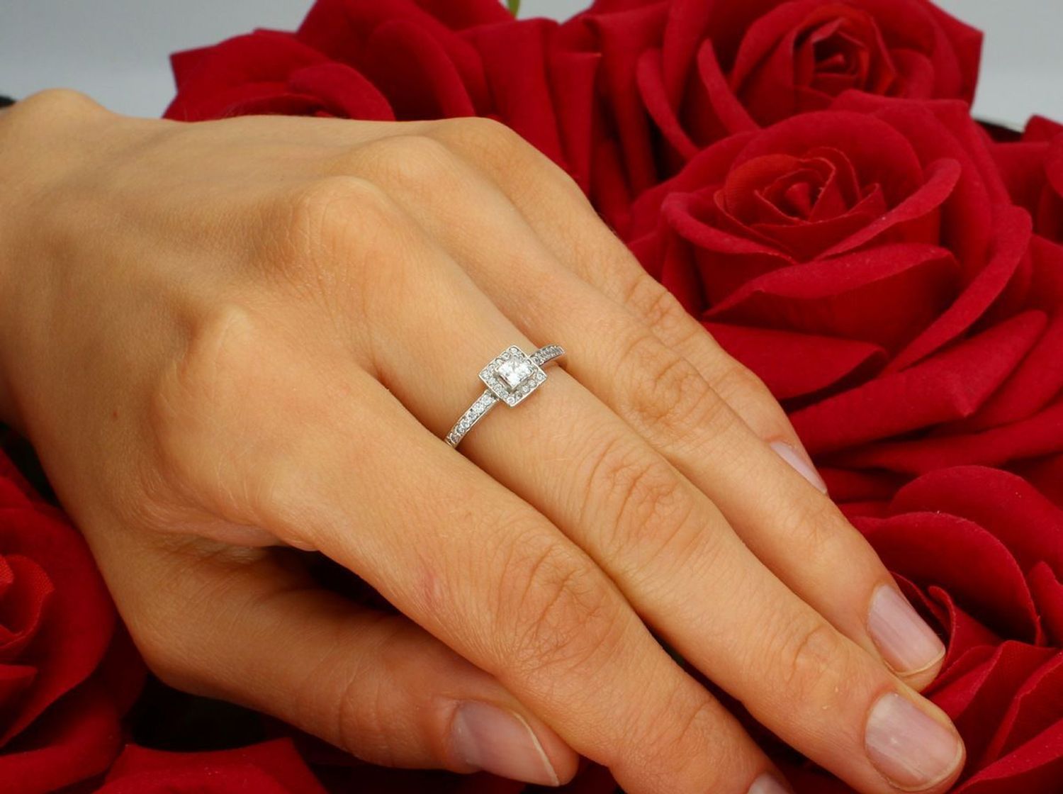 Białe złoto pierścionek damski próby 585, 2,24 g, z kwadratowym wzorem i białymi cyrkoniami. Szerokość elementu górnego 6 mm, szerokość szyny dolnej 1 mm, rozmiar 14. Elegancka biżuteria 1.jpg