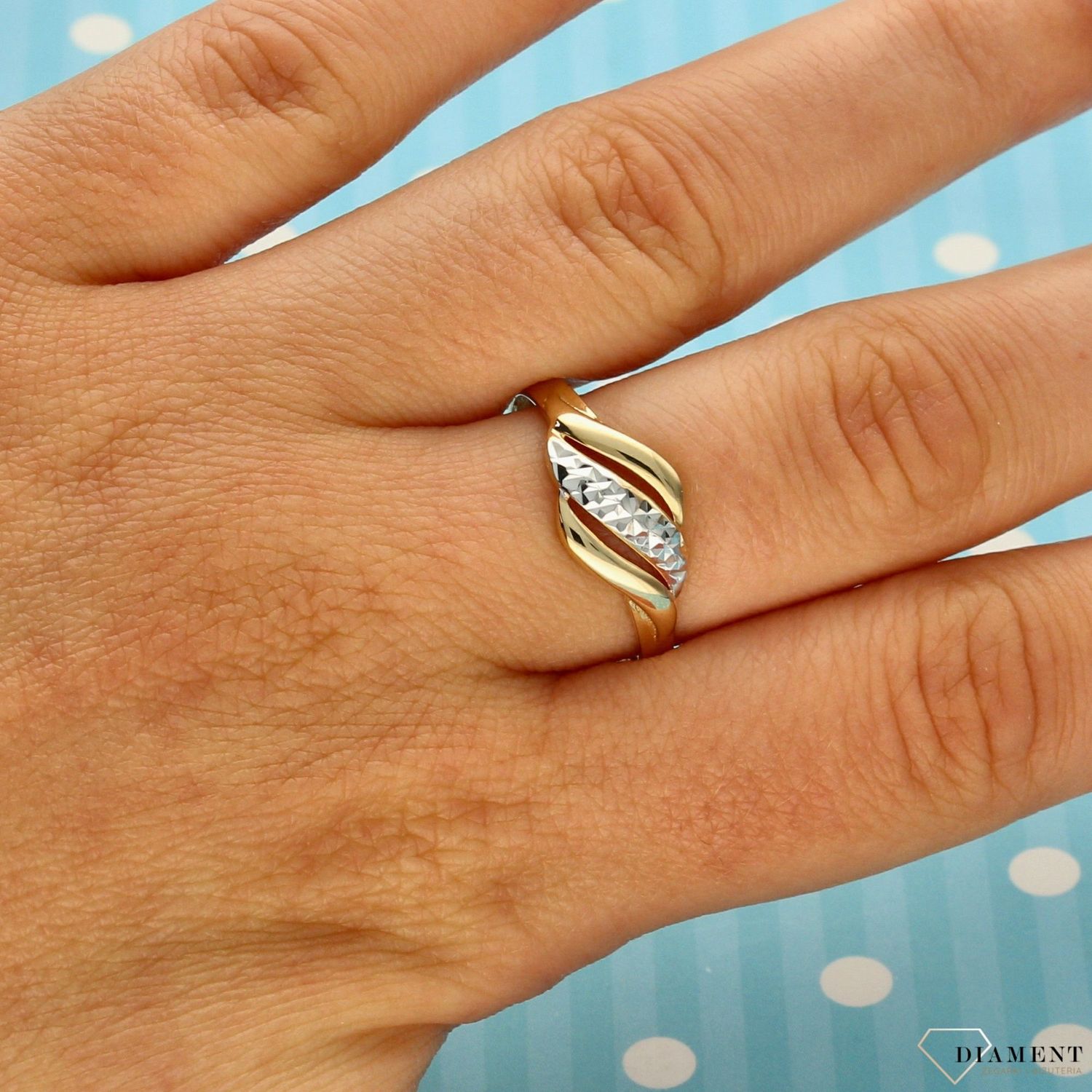 Złoty pierścionek 585 żółte i białe grawerowane złoto DIA-PRS-0394-585 (2).jpg