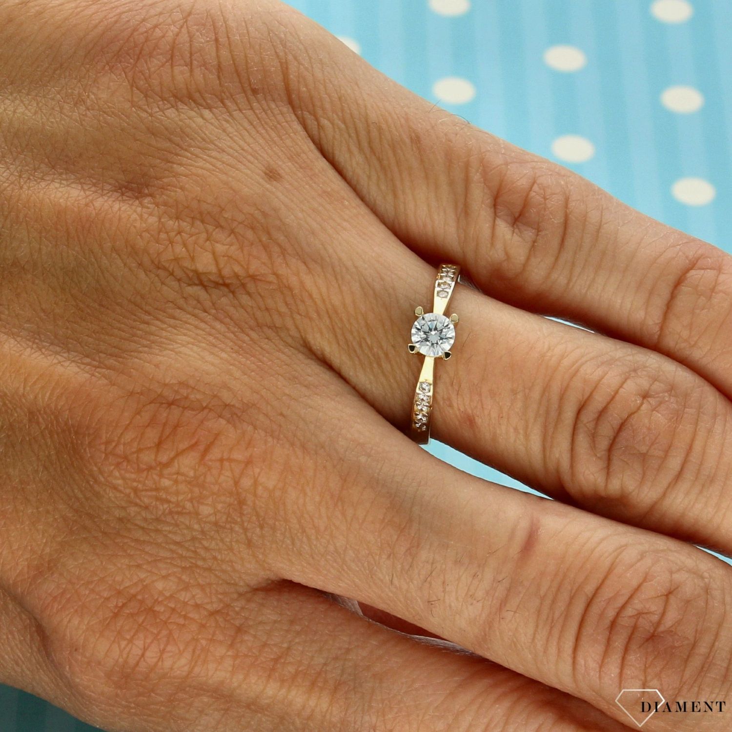 Złoty pierścionek 585 cyrkonia DIA-PRS-0395-585 (2).jpg