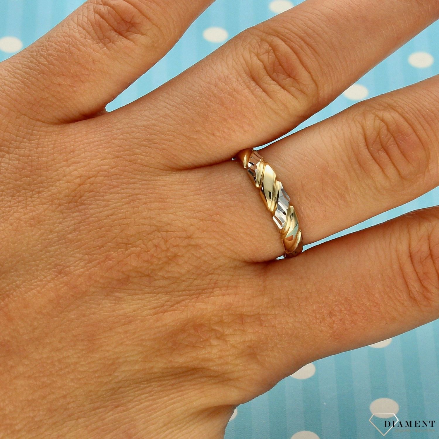 Złoty pierścionek 585 bicolor grawerowane elementy DIA-PRS-0398-585 (1).jpg