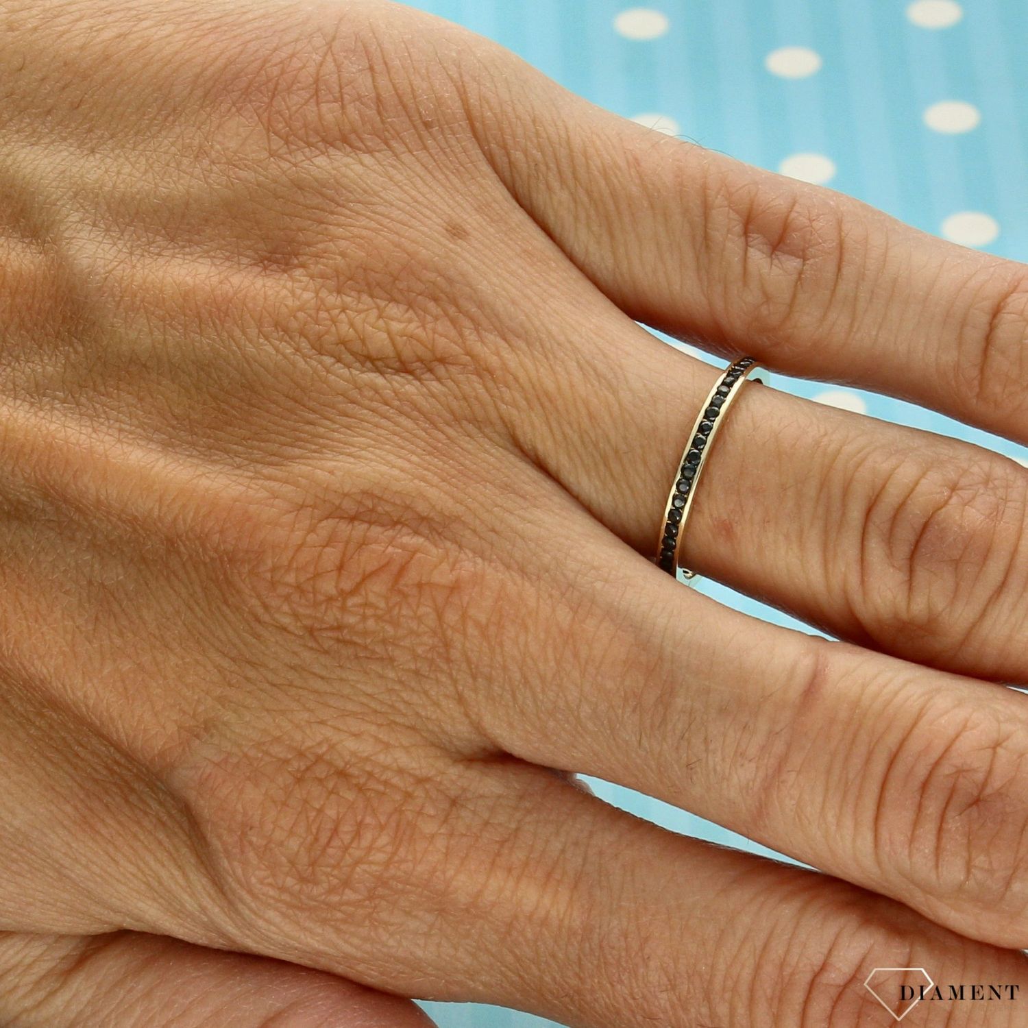 Złoty pierścionek 585 wzór obrączki z cyrkonią DIA-PRS-0403-585 (2).jpg