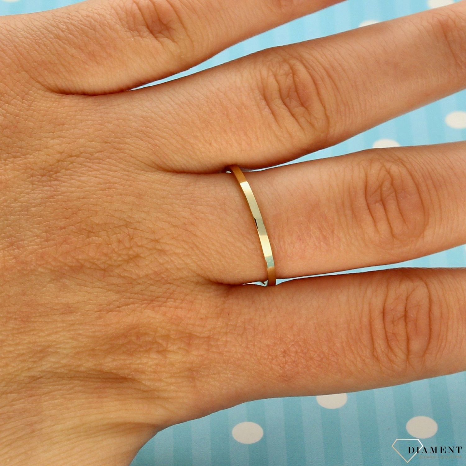 Złoty pierścionek 585 wzór gładkiej obrączki DIA-PRS-0405-585 (1).jpg