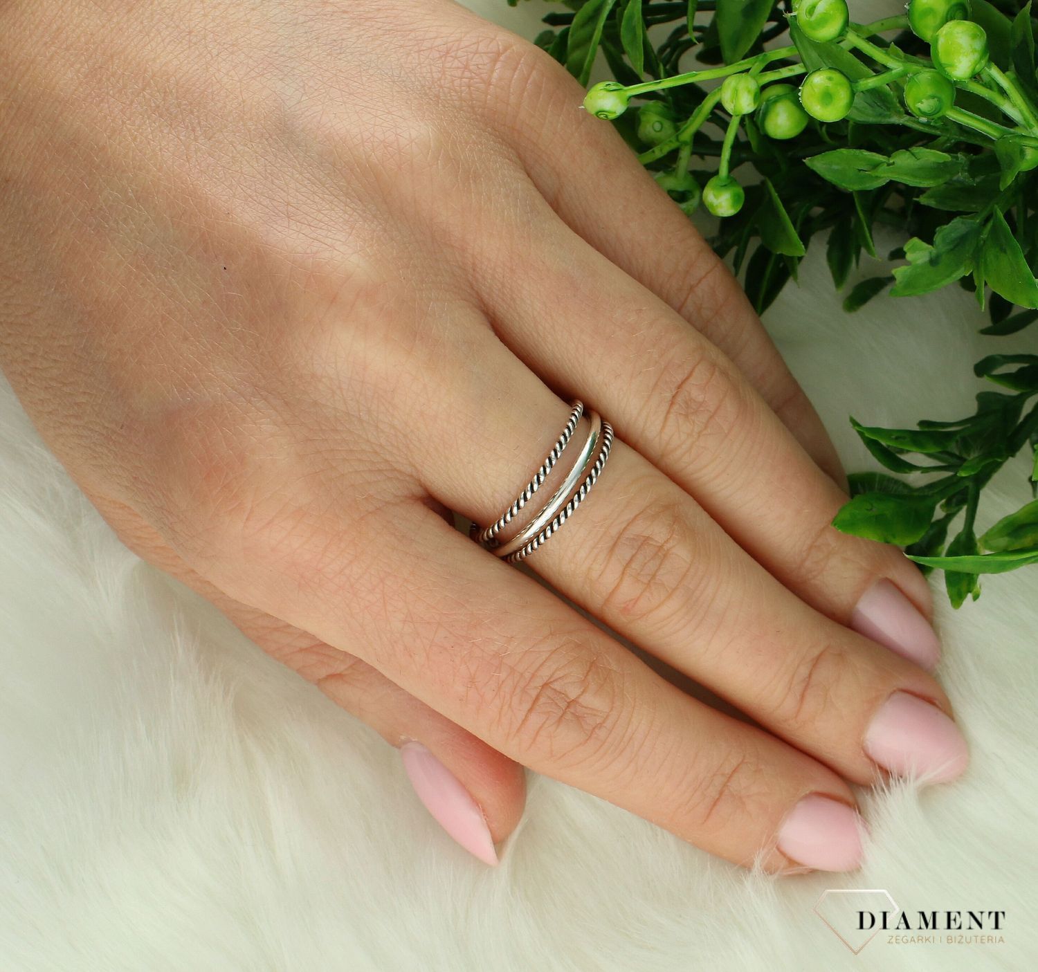 Srebrny pierścionek damski 925 trzy delikatne obrączki rozmiar 16 DIA-PRS-0641-925. ierścionek srebrny dla kobiety. Srebrny pierścionek 3 połączone pierścionki. Wiosenna biżuteria. Pierścionek idealny na prezent dla.jpg