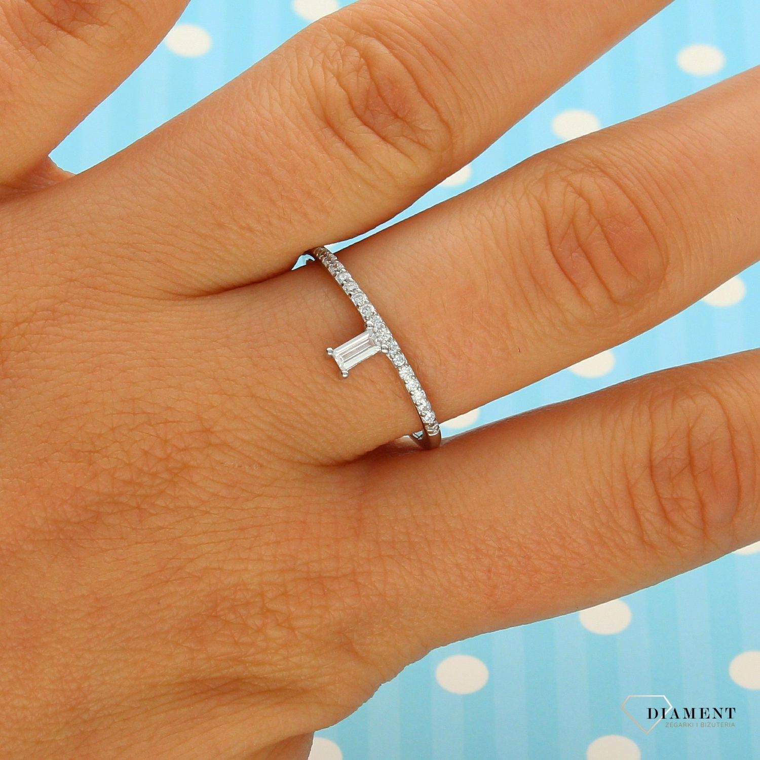 Pierścionek srebrny z błyszczącą cyrkonią.jpg