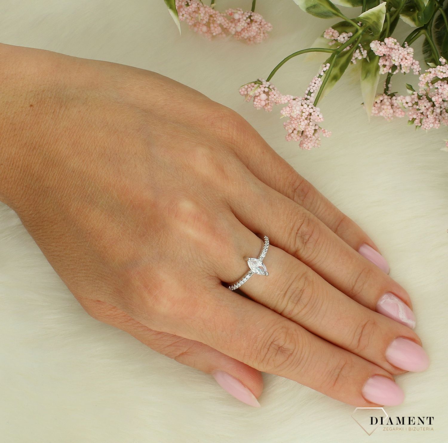 Srebrny pierścionek damski 925 z podłużną cyrkonią rozmiar 12 DIA-PRS-0668-925.jpg