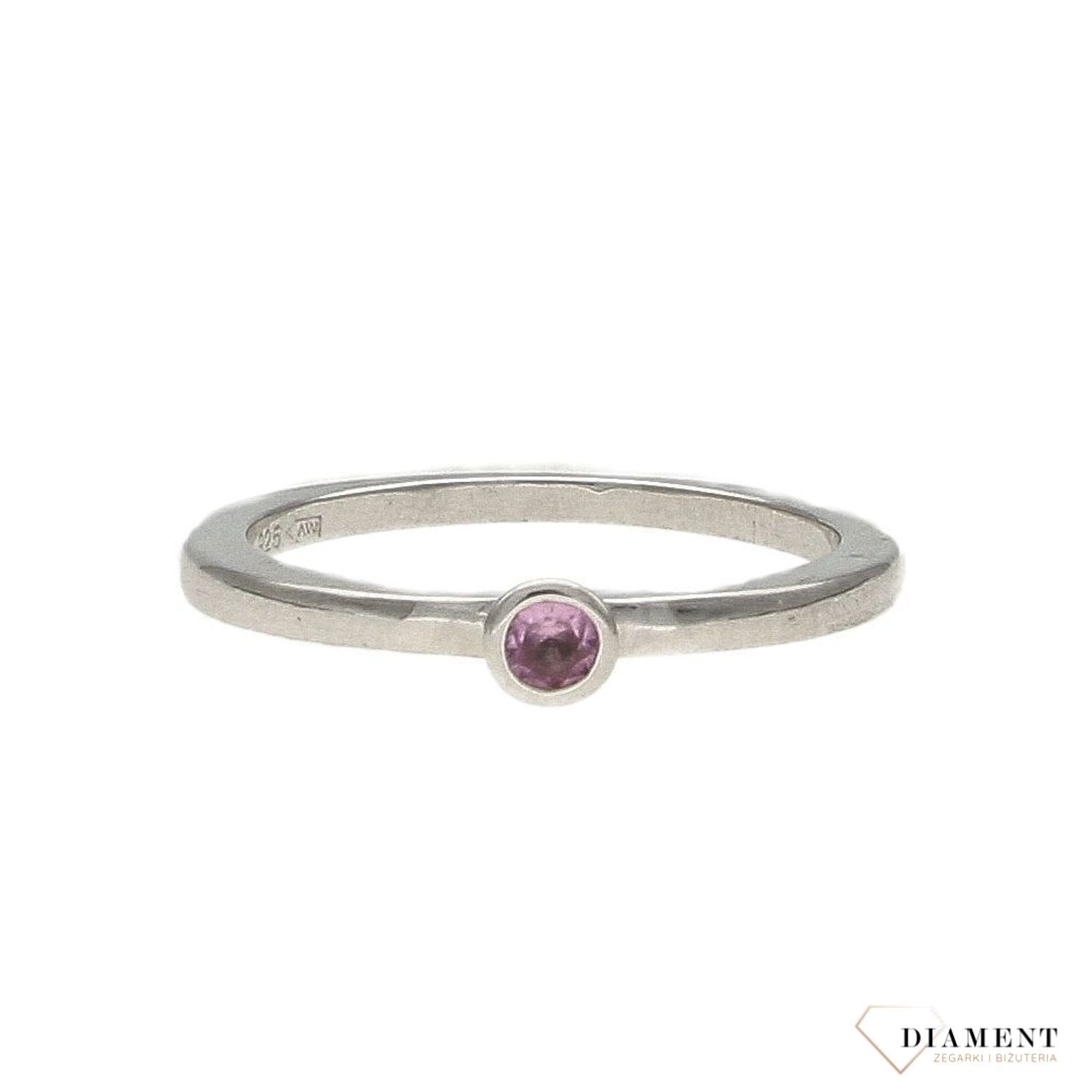 Pierścionek srebrny z różowym oczkiem Dall'Acquav.jpg