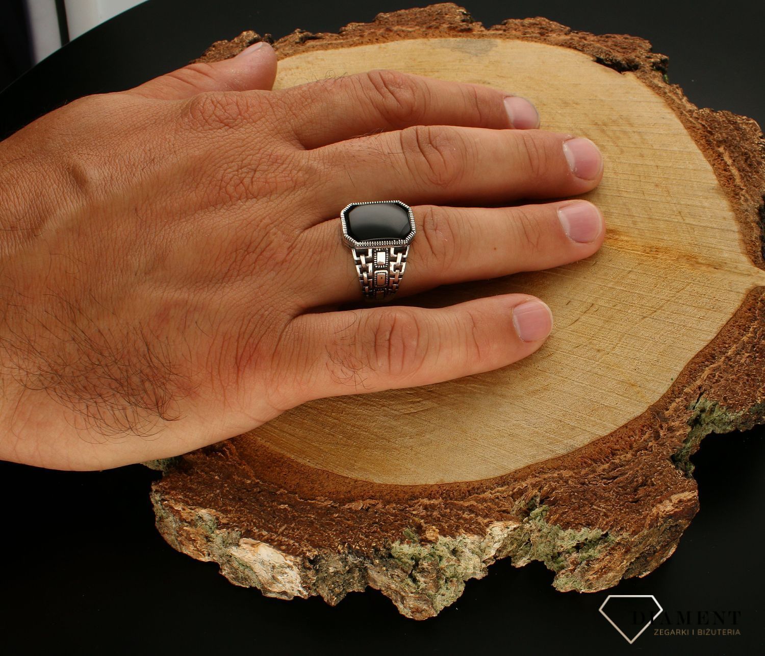 Srebrny sygnet męski 925 z czarnym prostokątnym onyksem DIA-PRS-10015-925. Srebrne sygnety na prezent dla mężczyzny. Srebrny sygnet oksydowany. Srebrny sygnet z onyksem (3).jpg