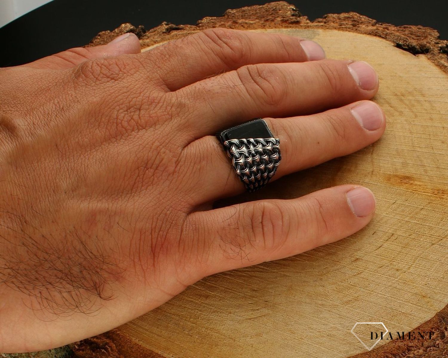 Srebrny sygnet męski 925 w czarnym kolorze z onyksem DIA-PRS-10016-925. Srebrne sygnety na prezent dla mężczyzny. Srebrny sygnet oksydowany. Srebrny sygnet z onyksem (3).jpg