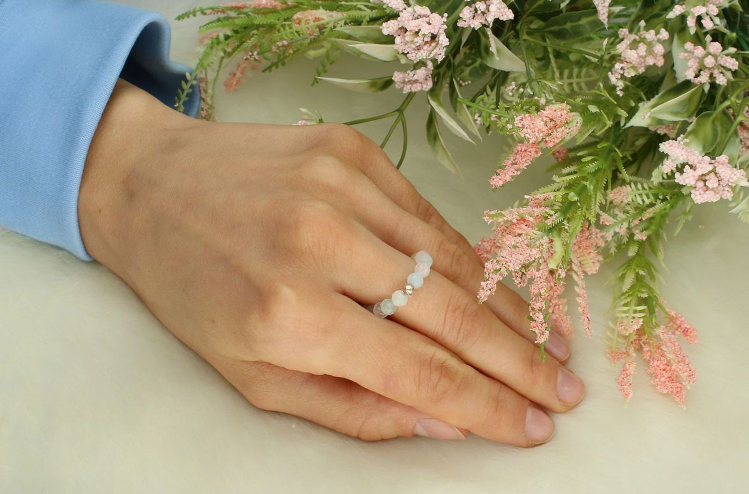 Pierścionek damski na gumce z naturalnym morganitem i kamieniem księżycowym. Srebro 925, rozmiar 16. Model DIA-PRS-10085-925 – delikatna i wyjątkowa biżuteria na każdą okazję.1.jpg