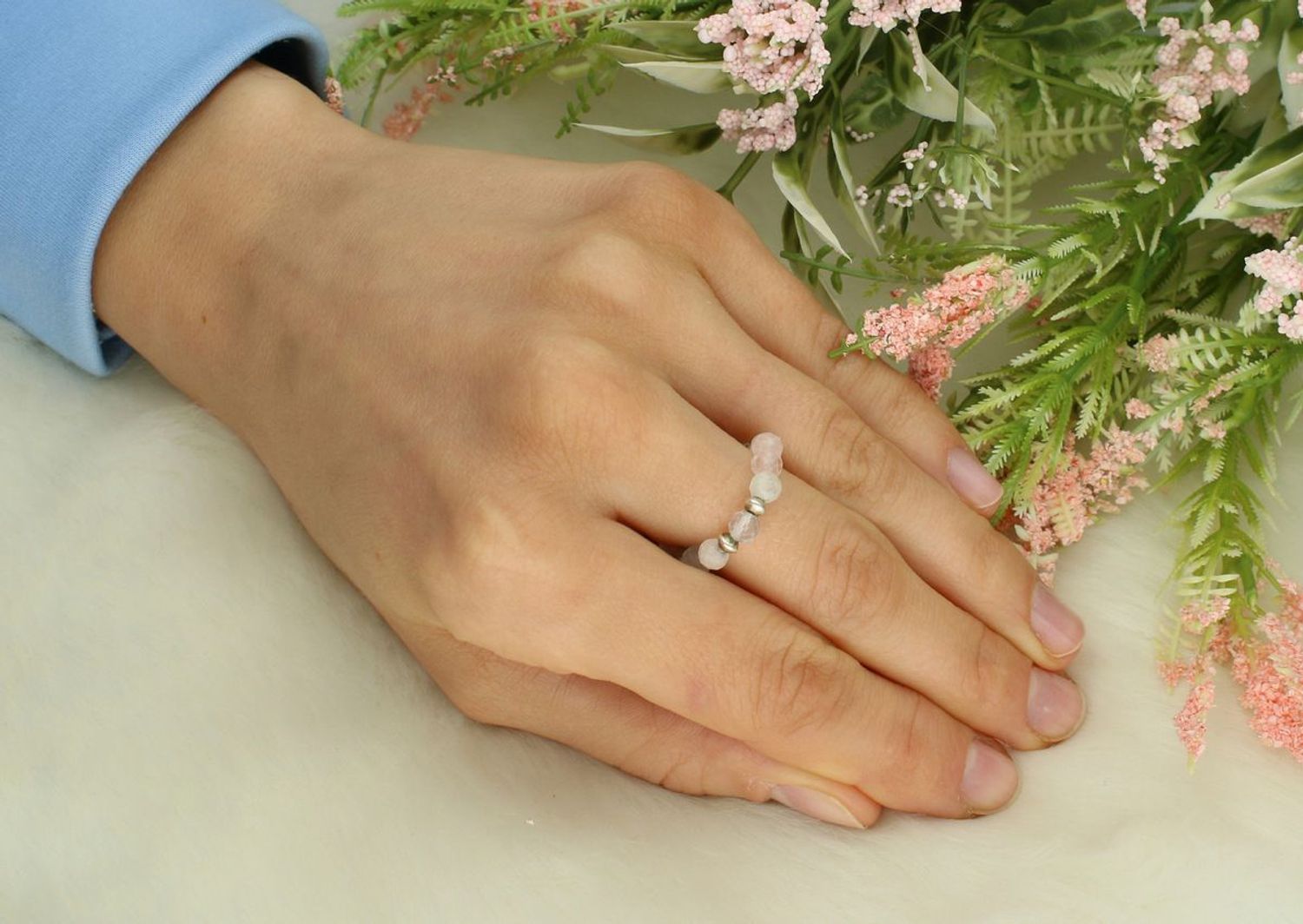 Pierścionek damski na gumce z naturalnym morganitem i kamieniem księżycowym. Srebro 925, rozmiar 16. Model DIA-PRS-10085-925 – delikatna i wyjątkowa biżuteria na każdą okazję.1.jpg