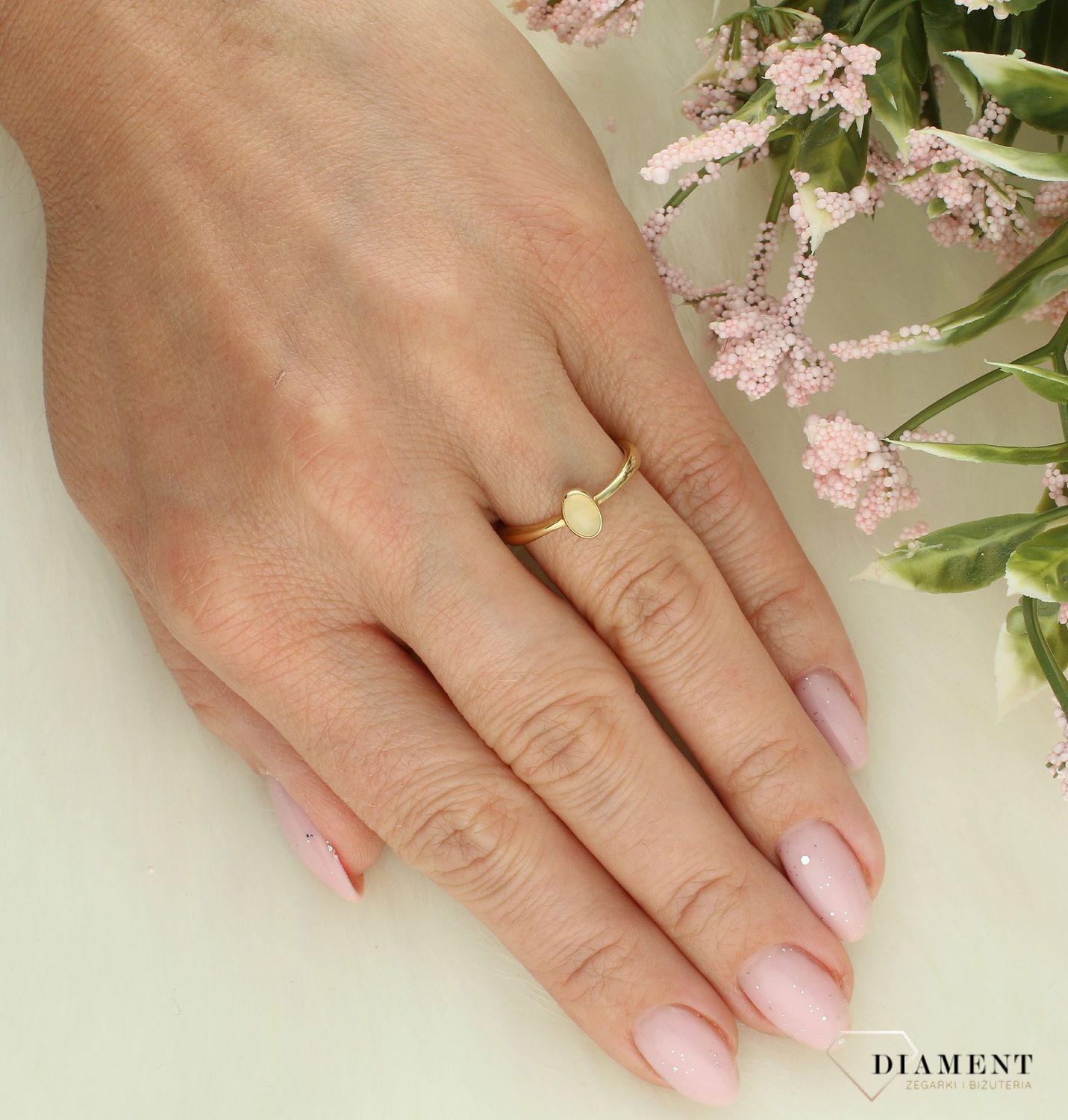 Pierścionek srebrny 925 pozłacany z mlecznym opalem DIA-PRS-10096-925. Srebrny pierścionek damski. Srebrny pierścionek pozłacany. Pierścionek damski na prezent dla kobiety. Pierścionek z opalem.2.jpg