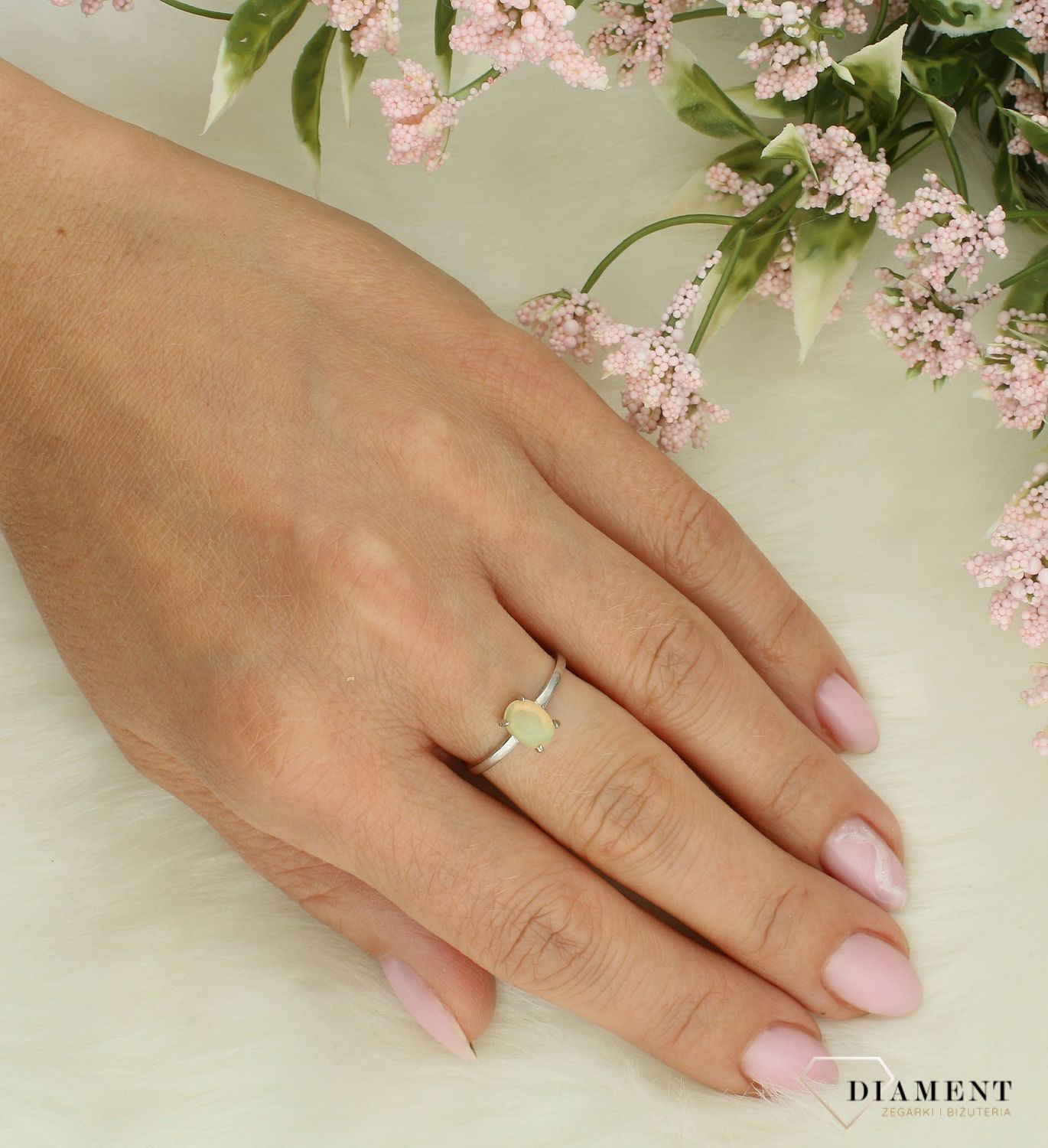 Srebrny pierścionek damski 925 z mlecznym opalem rozmiar 15 DIA-PRS-10097-925. Srebrny pierścionek damski. Srebrny pierścionek z opalem. Pierścionek srebrny damski. Srebrny pierścionek na prezent dla kobiety..jpg