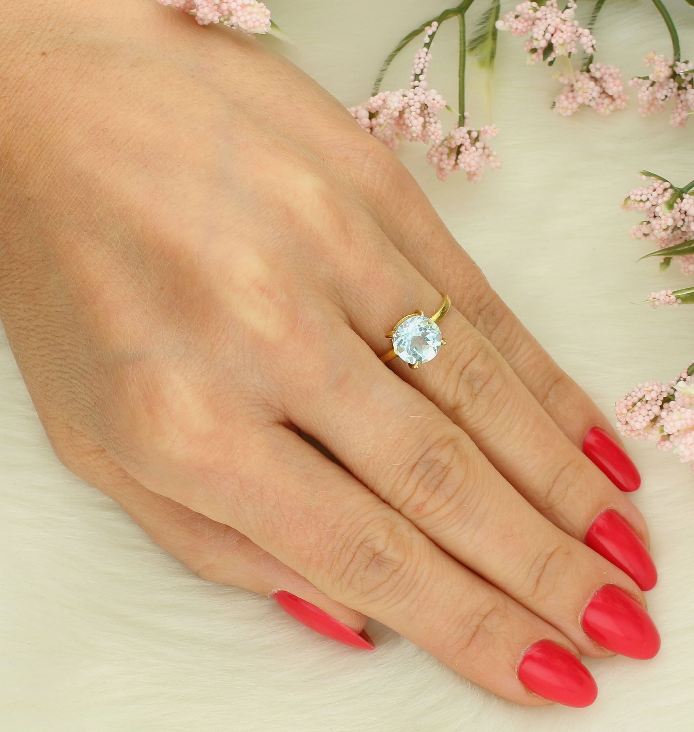 Pierścionek srebrny pozłacany z niebieską cyrkonią próba 925, DIA-PRS-10099-925 Srebrny pierścionek wykonany z najwyższej jakości srebra o prostej formie. Idealny pomysł na prezent dla każdej kobiety. 1.jpg