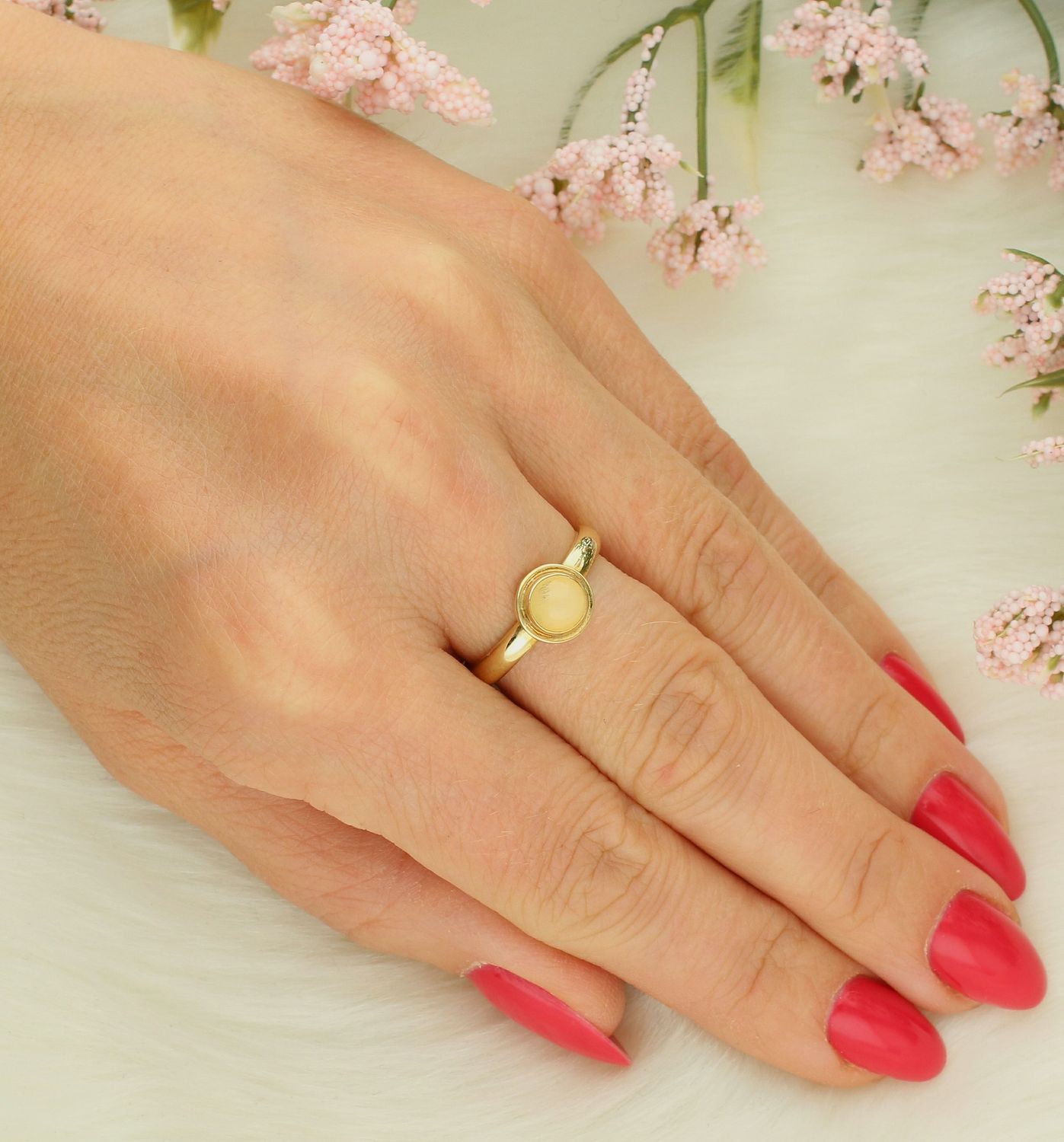 Pierścionek srebrny pozłacany próba 925, DIA-PRS-10100-925Srebrny pierścionek wykonany z najwyższej jakości srebra o prostej formie. Idealny pomysł na prezent dla każdej kobiety. Srebrny 1.jpg