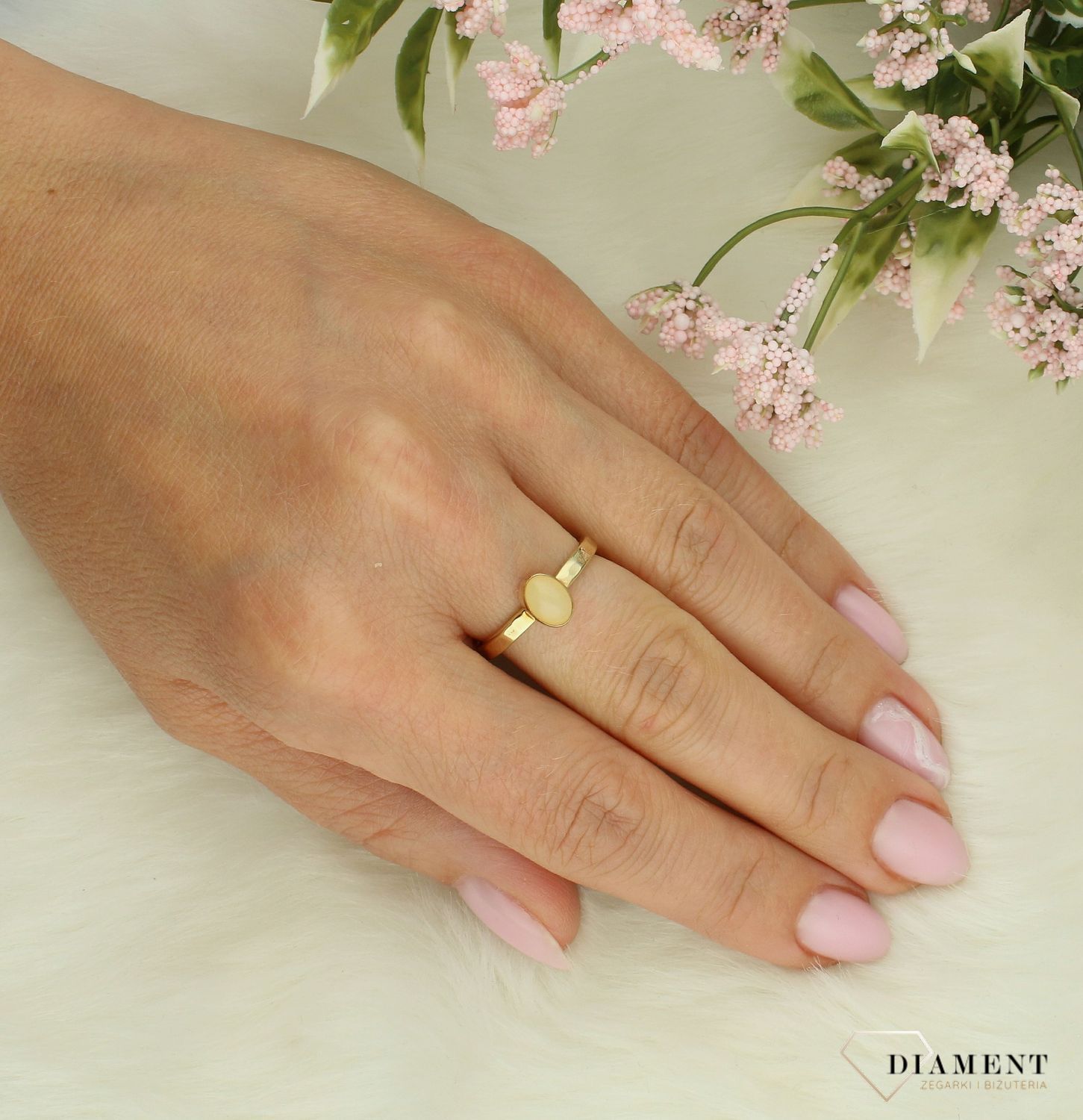 Srebrny pierścionek damski 925 z mlecznym opalem w pozłoceniu DIA-PRS-10102-925. Srebrny pierścionek damski. Srebrny pierścionek z kamieniem. Pierścionek srebrny damski. Srebrny pierścionek na prezent dla kobiety..jpg