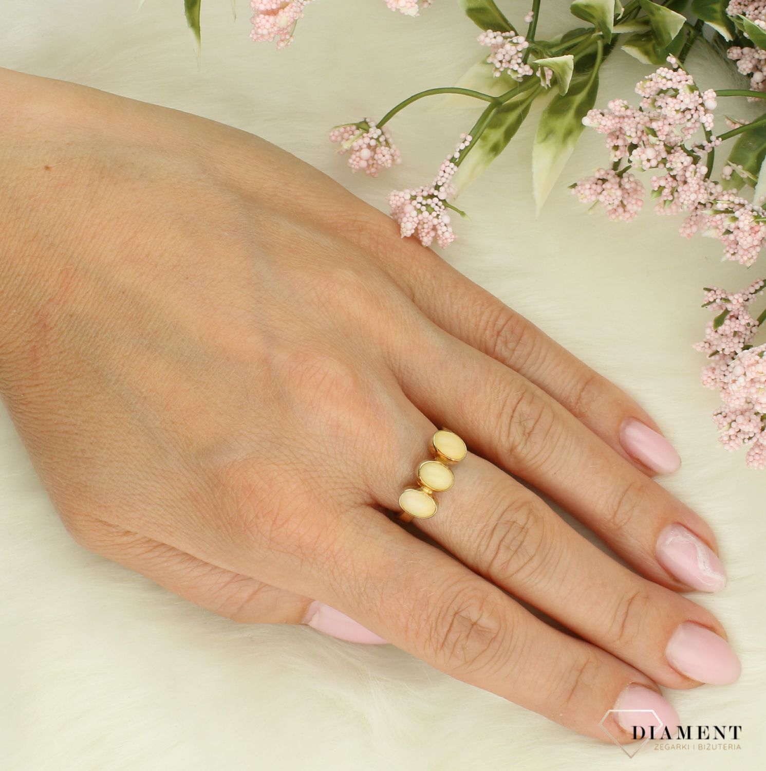 Srebrny pierścionek damski 925 pozłacany z mlecznym opalem rozmiar 12 DIA-PRS-10104-925. Srebrny pierścionek damski. Pierścionek srebrny na prezent. Pierścionek ze srebra z opalem..jpg