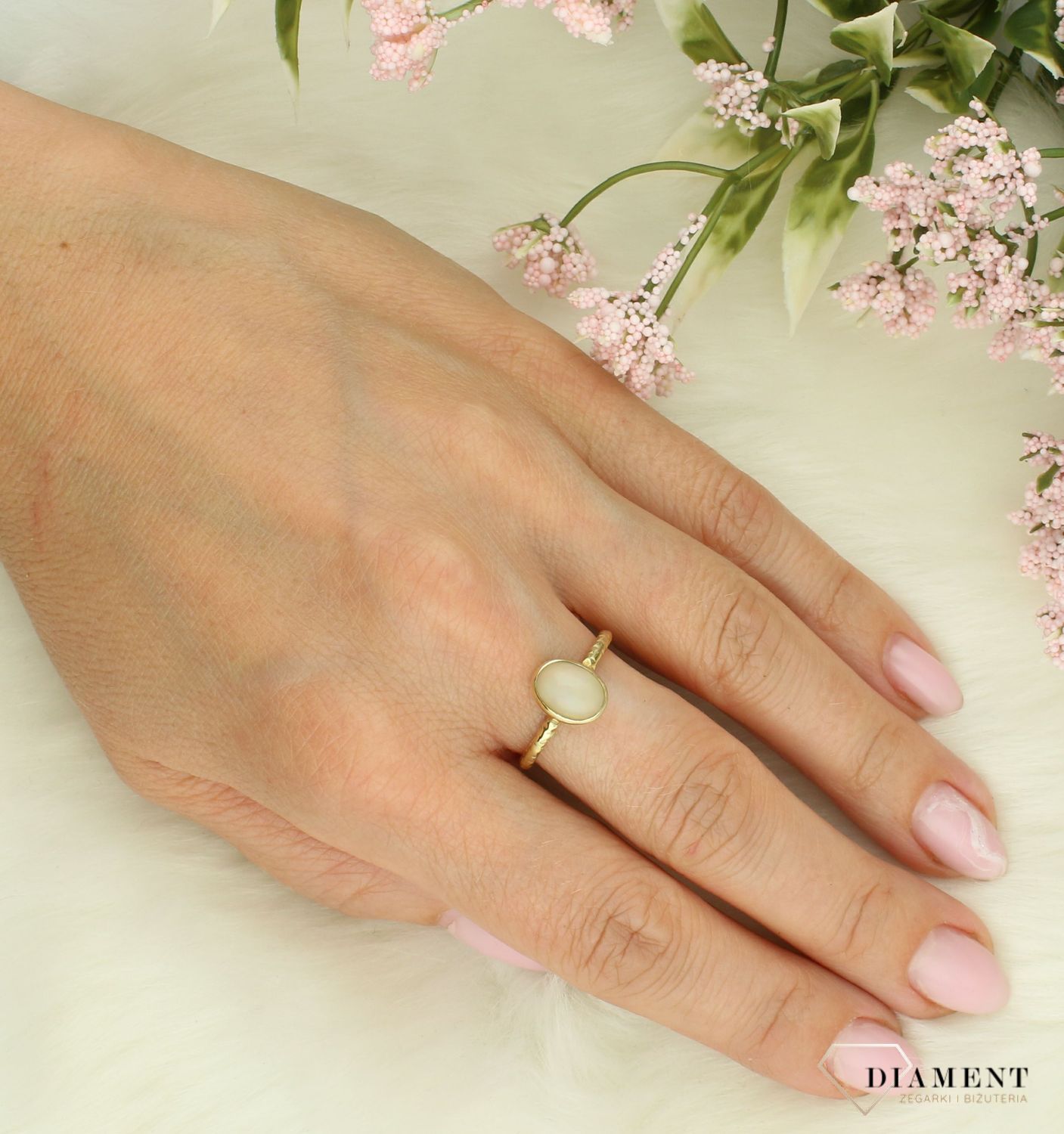 Srebrny pierścionek damski 925 pozłacany z mlecznym opalem rozmiar 14 DIA-PRS-10105-925. Srebrny pierścionek damski. Pierścionek srebrny na prezent. Pierścionek ze srebra z opalem.8.jpg