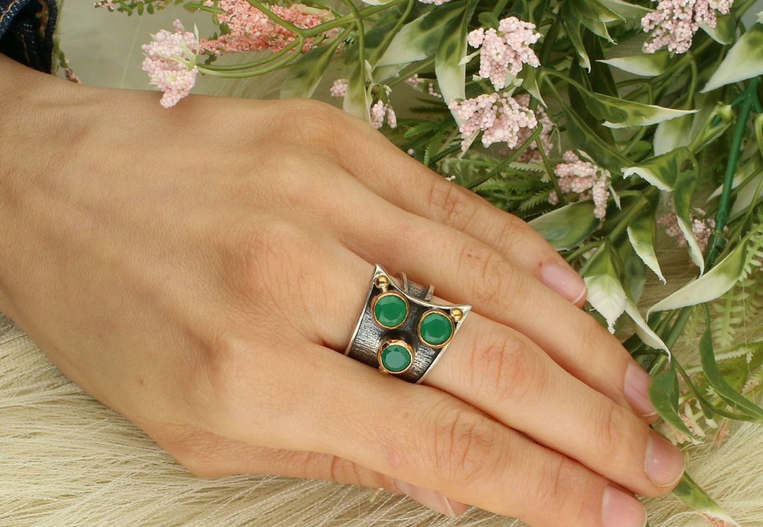 Pierścionek damski srebrny 925 zdobiony trzema naturalnymi szmaragdami. Waga 10,14 g, szerokość górna 2,0 cm, dolna część szyny od 6 mm do 1,5 cm. Wyjątkowa i elegancka biżuteria.1.jpg