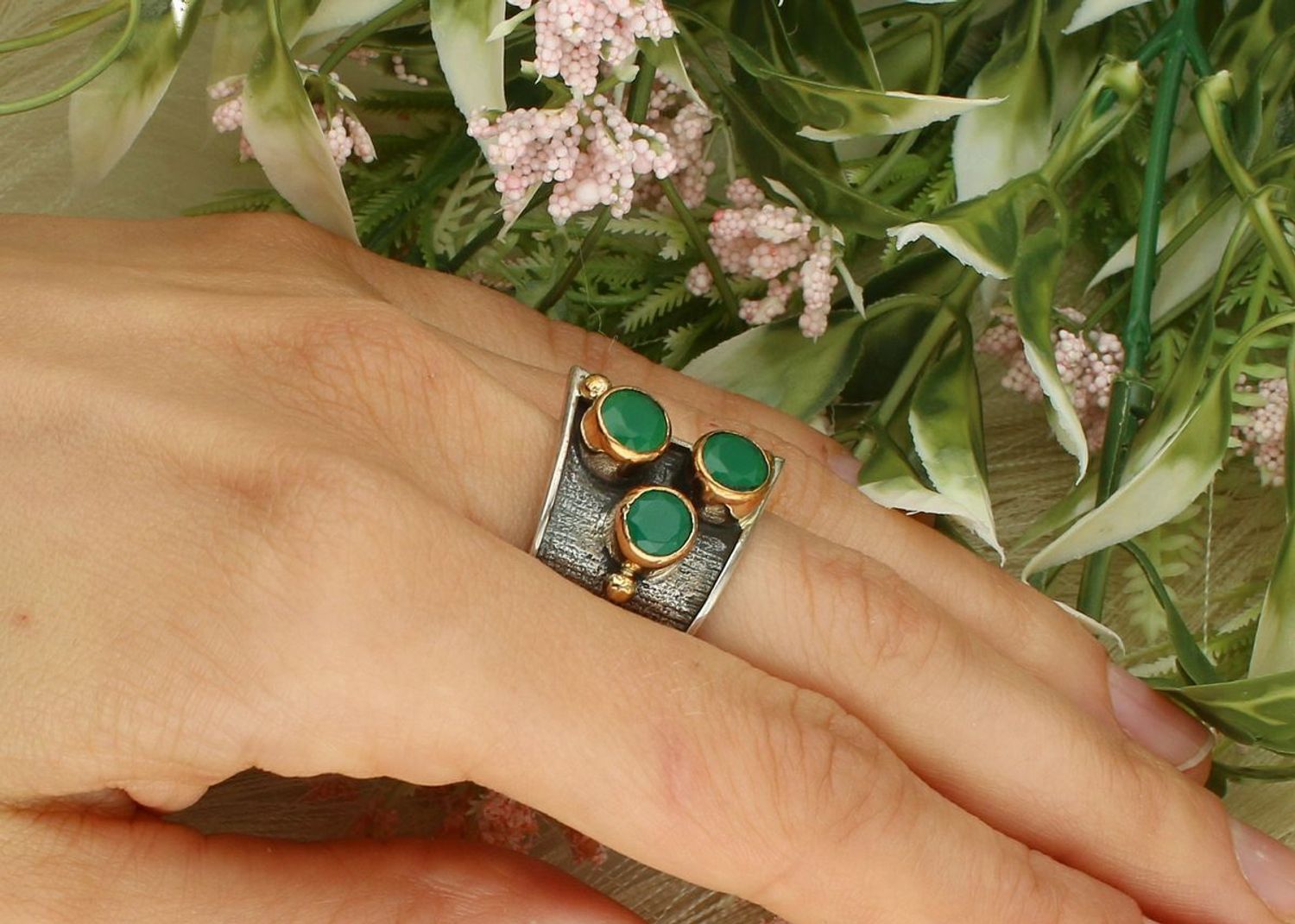 Pierścionek damski srebrny 925 zdobiony trzema naturalnymi szmaragdami. Waga 10,14 g, szerokość górna 2,0 cm, dolna część szyny od 6 mm do 1,5 cm. Wyjątkowa i elegancka biżuteria.1.jpg