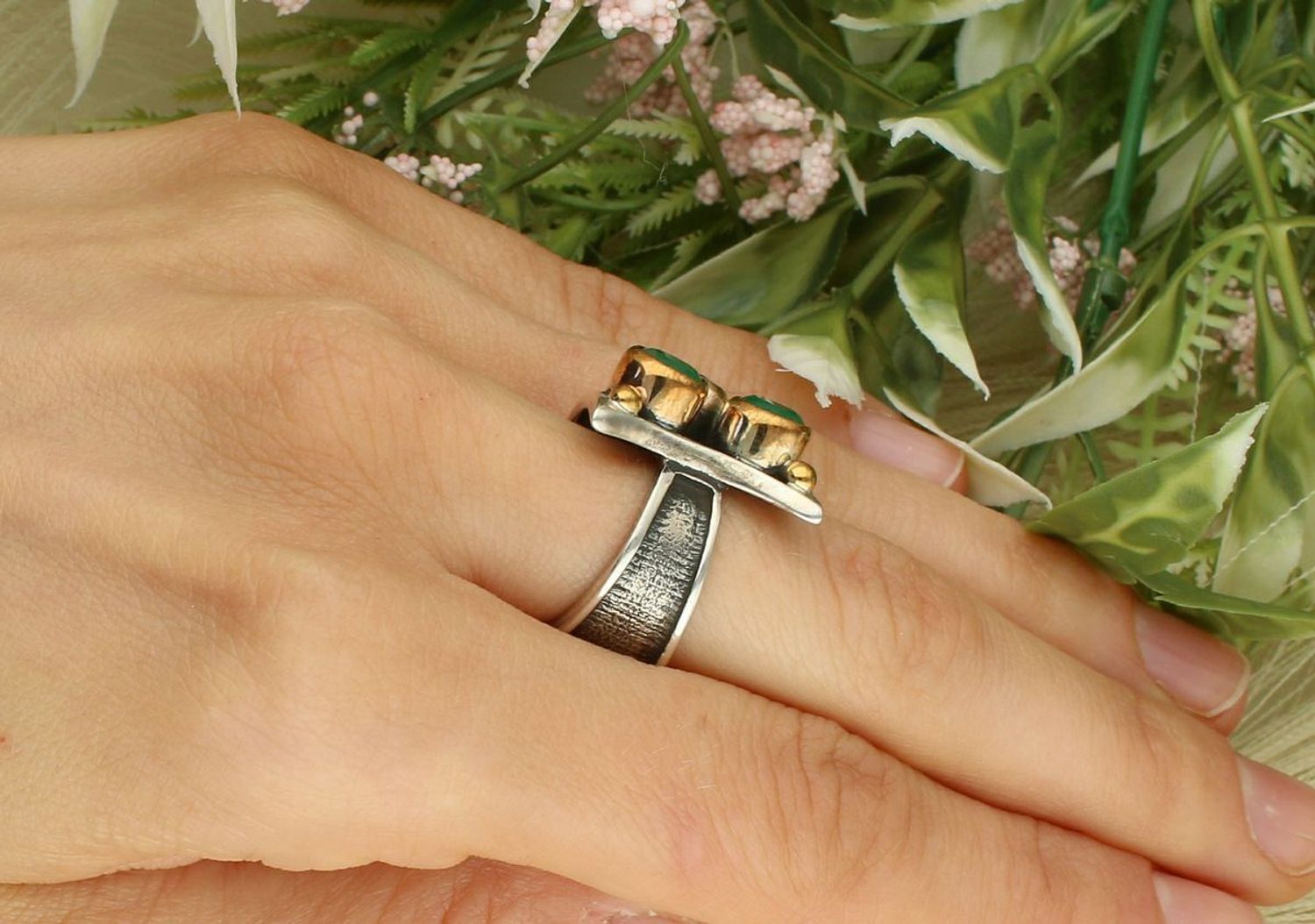 Pierścionek damski srebrny 925 zdobiony trzema naturalnymi szmaragdami. Waga 10,14 g, szerokość górna 2,0 cm, dolna część szyny od 6 mm do 1,5 cm. Wyjątkowa i elegancka biżuteria.1.jpg