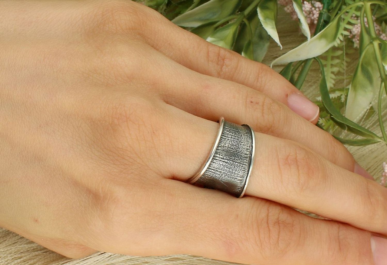 Pierścionek damski srebrny 925 zdobiony trzema naturalnymi szmaragdami. Waga 10,14 g, szerokość górna 2,0 cm, dolna część szyny od 6 mm do 1,5 cm. Wyjątkowa i elegancka biżuteria.1.jpg