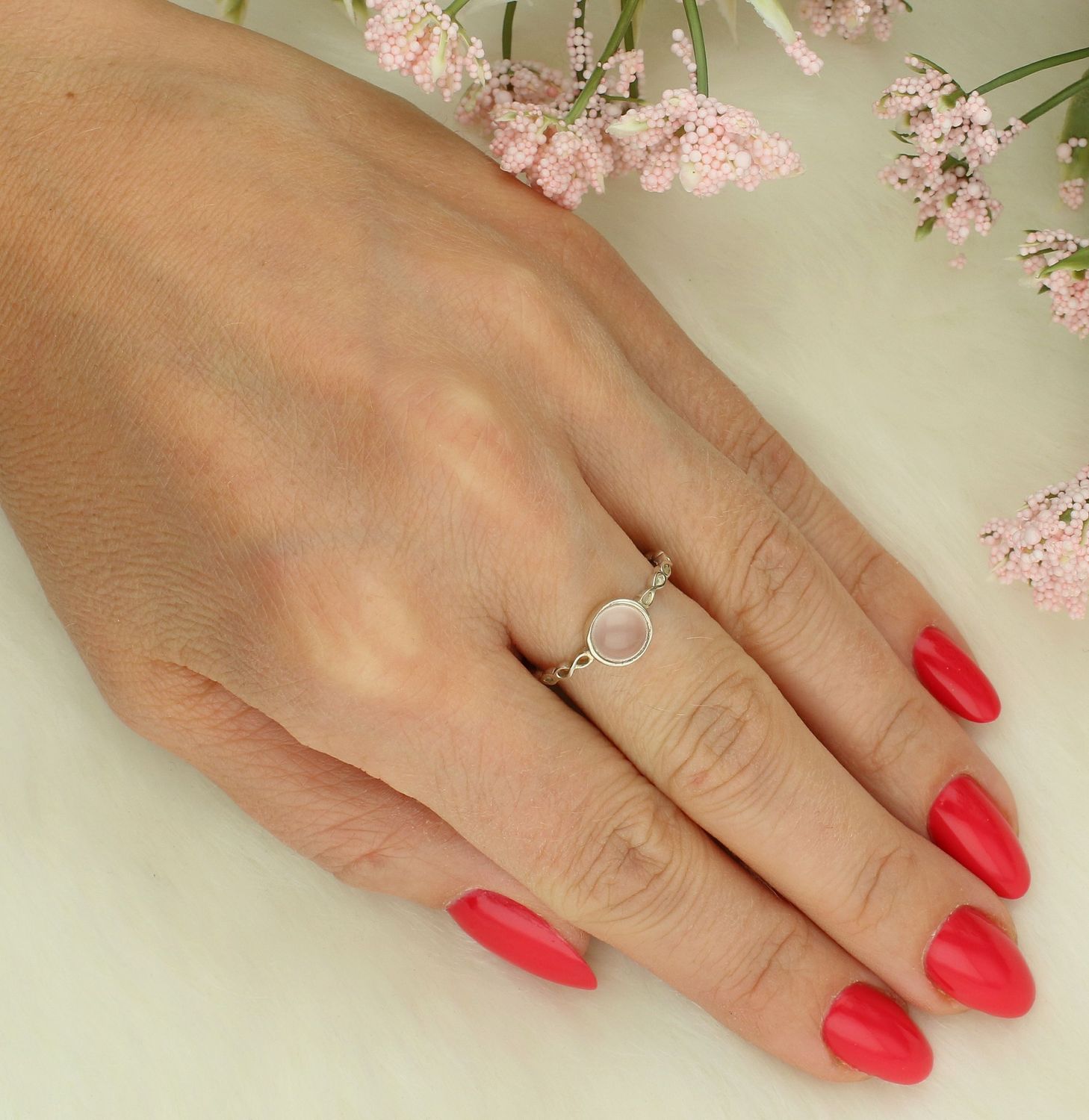 Pierścionek kamień księżycowy srebro 925, DIA-PRS-10146-925 Srebrny pierścionek wykonany z najwyższej jakości srebra o prostej formie. Idealny pomysł na prezent dla każdej kobiety.1.jpg