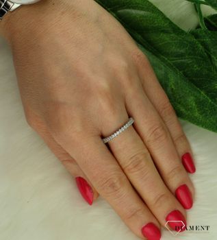 Srebrny pierścionek damski 925 obrączka z białymi cyrkoniami DIA-PRS-10169-925.jpg