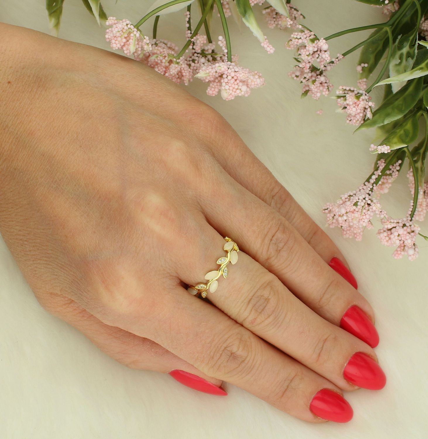 Pierścionek srebrny pozłacane listki próba 925, DIA-PRS-10201-925 Srebrny pierścionek wykonany z najwyższej jakości srebra o prostej formie. Idealny pomysł na prezent dla każdej kobiety.1.jpg