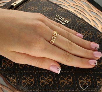 Srebrny pierścionek damski 925 pozłacana obrączka z białą emalią DIA-PRS-10207-925. Srebrne pierścionki na prezent dla kobiety. Srebrny pierścionek pozłacany. Srebrny pierścionek dla kobiety w formie obrączki (1).jpg