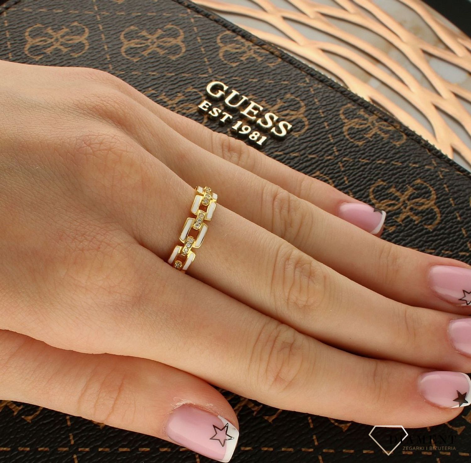 Srebrny pierścionek damski 925 pozłacana obrączka z białą emalią DIA-PRS-10207-925. Srebrne pierścionki na prezent dla kobiety. Srebrny pierścionek pozłacany. Srebrny pierścionek dla kobiety w formie obrączki (3).jpg