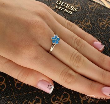 Srebrny pierścionek damski 925 kwiatek z niebieskim opalem DIA-PRS-10310-925. Srebrne pierścionki na prezent dla kobiety. Srebrny pierścionek z kamieniem. Srebrny pierścionek dla kobiety. Pierścionek srebrny z opalem (2).jpg