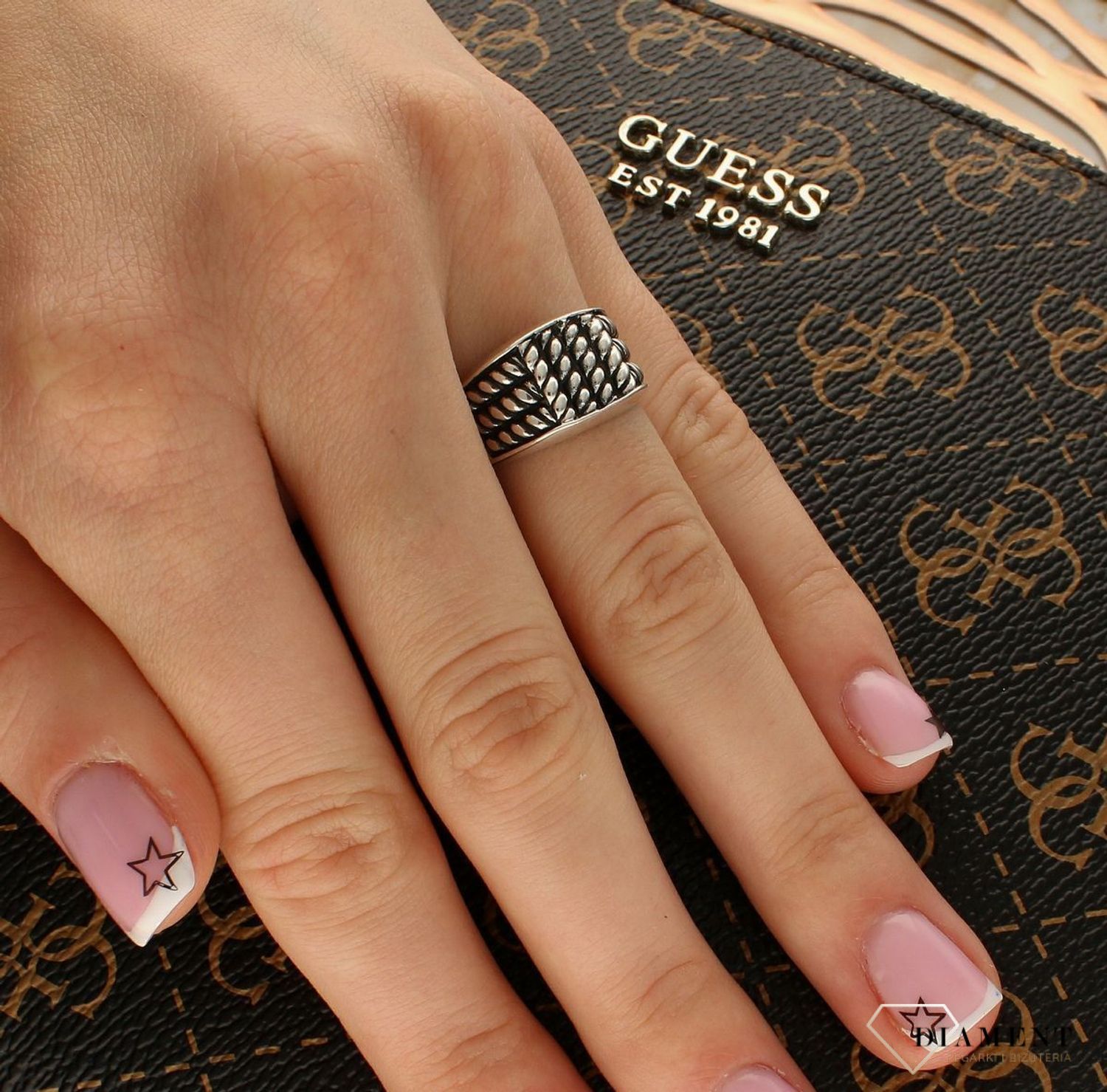 Srebrny pierścionek damski 925 oksydowany sygnet DIA-PRS-10312-925. Srebrne pierścionki na prezent dla kobiety. Srebrny pierścionek oksydowany. Srebrny pierścionek dla kobiety. Pierścionek srebrny sygnet oksydowany. 5.jpg