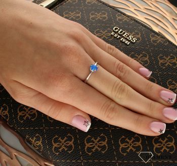 Srebrny pierścionek damski 925 z niebieskim opalem DIA-PRS-10315-925. Srebrne pierścionki na prezent dla kobiety. Srebrny pierścionek z kamieniem. Srebrny pierścionek dla kobiety. Pierścionek srebrny z opalem (1).jpg