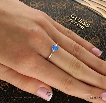 Srebrny pierścionek damski 925 z niebieskim opalem DIA-PRS-10315-925. Srebrne pierścionki na prezent dla kobiety. Srebrny pierścionek z kamieniem. Srebrny pierścionek dla kobiety. Pierścionek srebrny z opalem (2).jpg