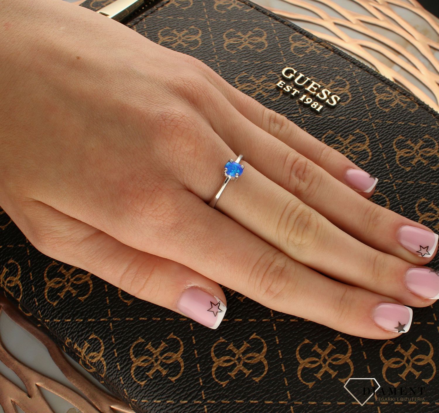 Srebrny pierścionek damski 925 z niebieskim opalem DIA-PRS-10315-925. Srebrne pierścionki na prezent dla kobiety. Srebrny pierścionek z kamieniem. Srebrny pierścionek dla kobiety. Pierścionek srebrny z opalem..jpg