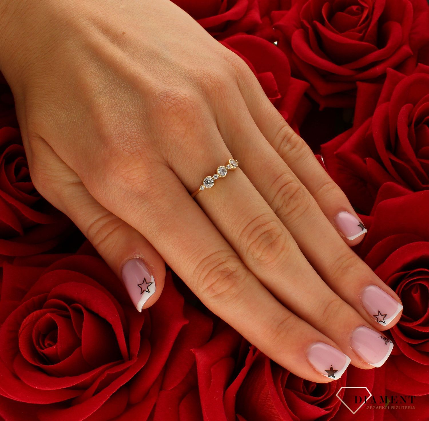 Pierścionek damski złoty Trzy białe cyrkonie 585 DIA-PRS-10392-585.jpg