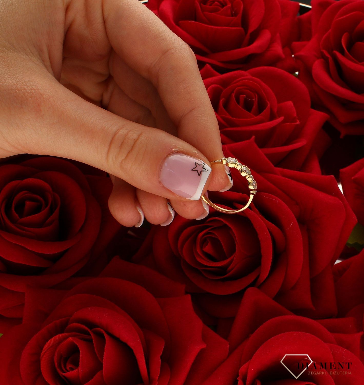 Pierścionek damski złoty Trzy białe cyrkonie 585 DIA-PRS-10392-585.jpg