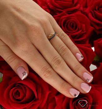 💍 Pierścionek damski złoty Nieskończoność i czerń  585 DIA-PRS-10404-585  Pierścionek wykonany z 14 karatowego złota. Złota biżuteria z cyrkoniami idealny pomysł na prezent. Zmysłowy złoty pierścionek..jpg