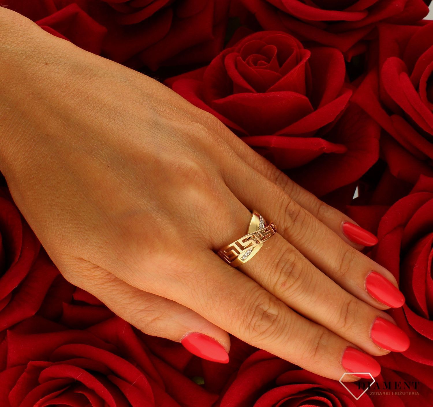 Złoty pierścionek damski DIA-PRS-10446-585 z motywem greckim i cyrkoniami. Wykonany z różowego i żółtego złota próby 585. Elegancki, szeroki pierścionek dla kobiet.1.jpg