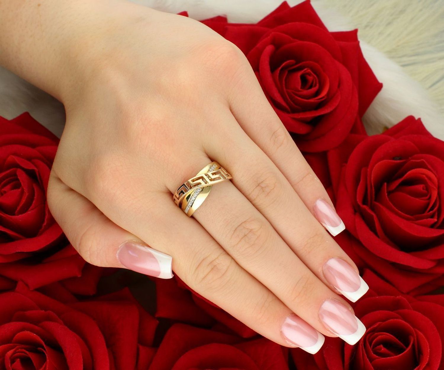 Złoty pierścionek damski DIA-PRS-10446-585 z motywem greckim i cyrkoniami. Wykonany z różowego i żółtego złota próby 585. Elegancki, szeroki pierścionek dla kobiet.1.jpg