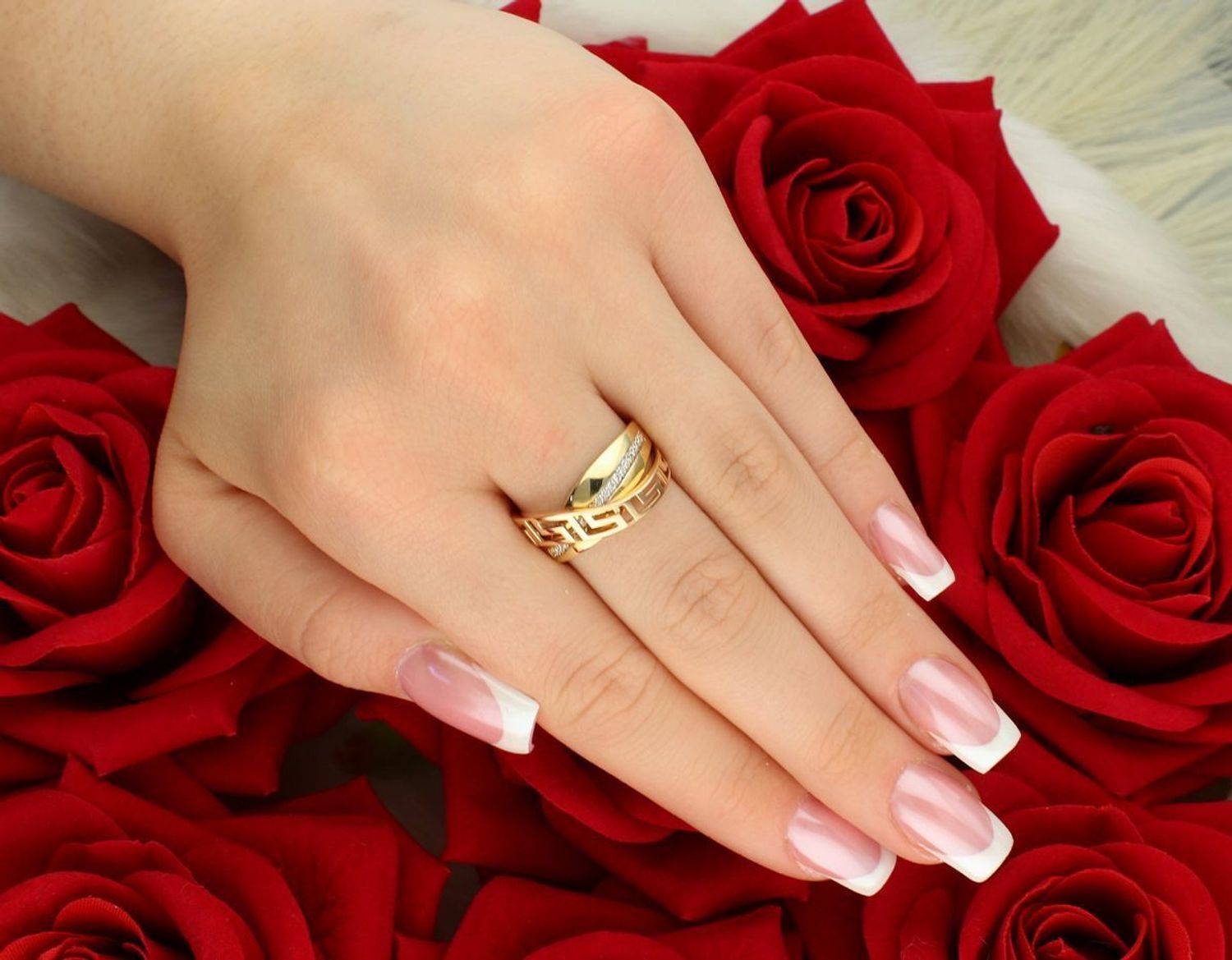 Złoty pierścionek damski DIA-PRS-10446-585 z motywem greckim i cyrkoniami. Wykonany z różowego i żółtego złota próby 585. Elegancki, szeroki pierścionek dla kobiet.1.jpg