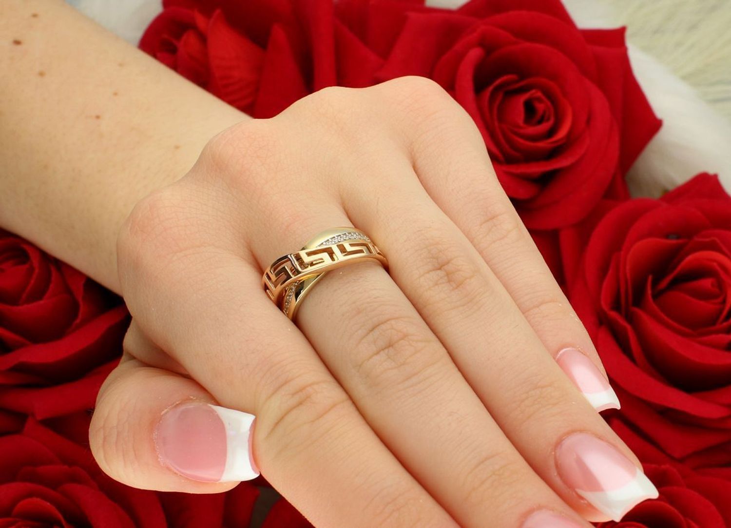 Złoty pierścionek damski DIA-PRS-10446-585 z motywem greckim i cyrkoniami. Wykonany z różowego i żółtego złota próby 585. Elegancki, szeroki pierścionek dla kobiet.1.jpg