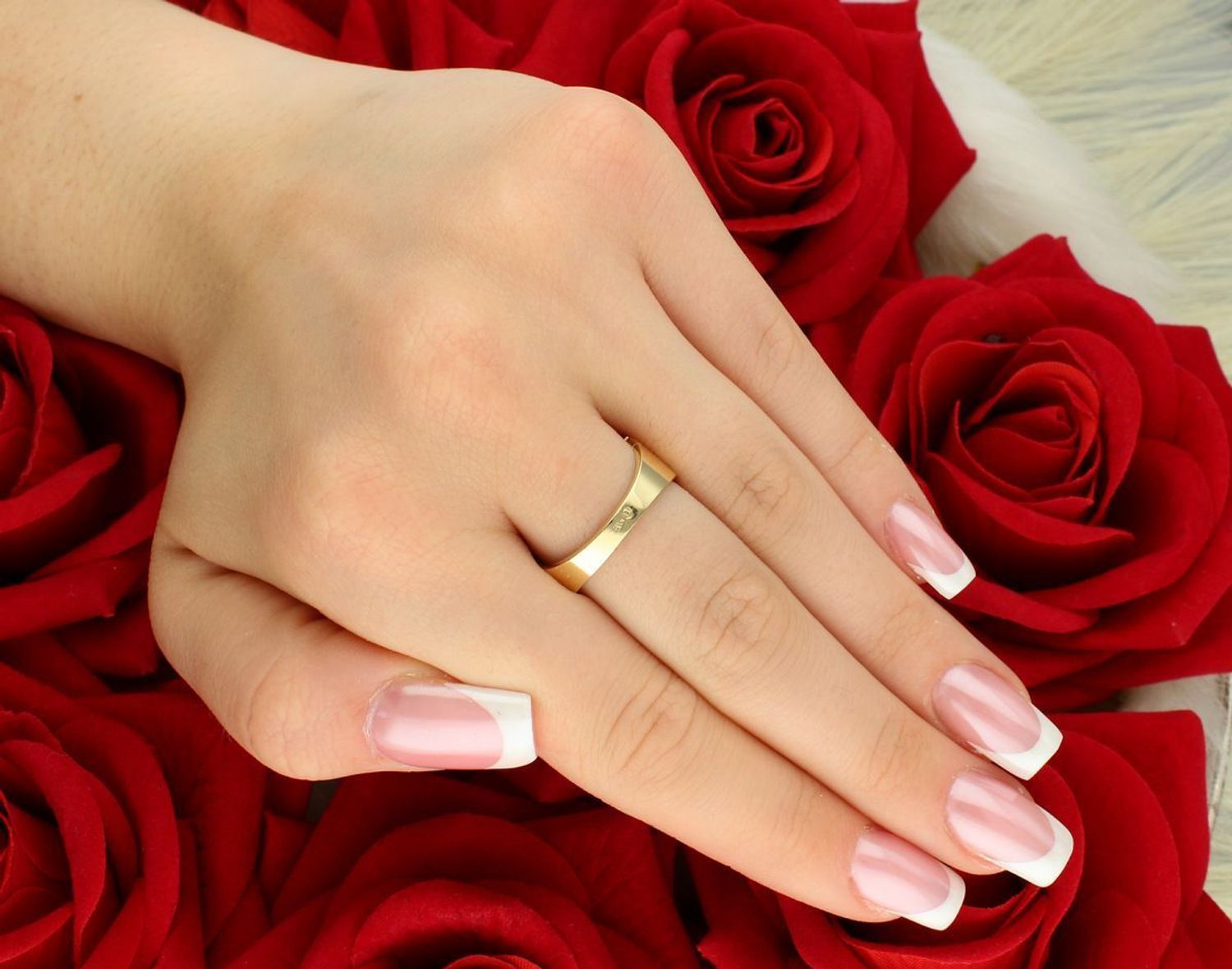 Złoty pierścionek damski DIA-PRS-10446-585 z motywem greckim i cyrkoniami. Wykonany z różowego i żółtego złota próby 585. Elegancki, szeroki pierścionek dla kobiet.1.jpg