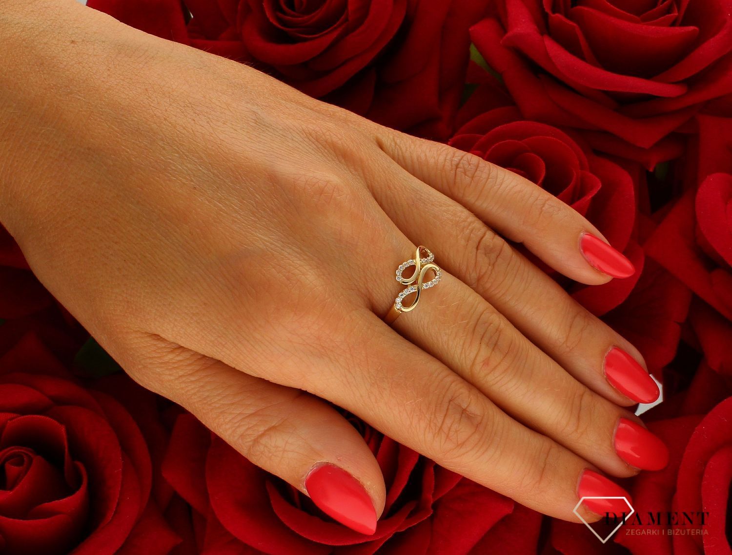 Pierścionek złoty z cyrkoniami z motywem Podwójnej nieskończoności 585 DIA-PRS-10452-585 Pierścionek wykonany z żółtego 14 karatowego złota o ponadczasowej formie. Złoty pierścionek z cyrkoni.jpg