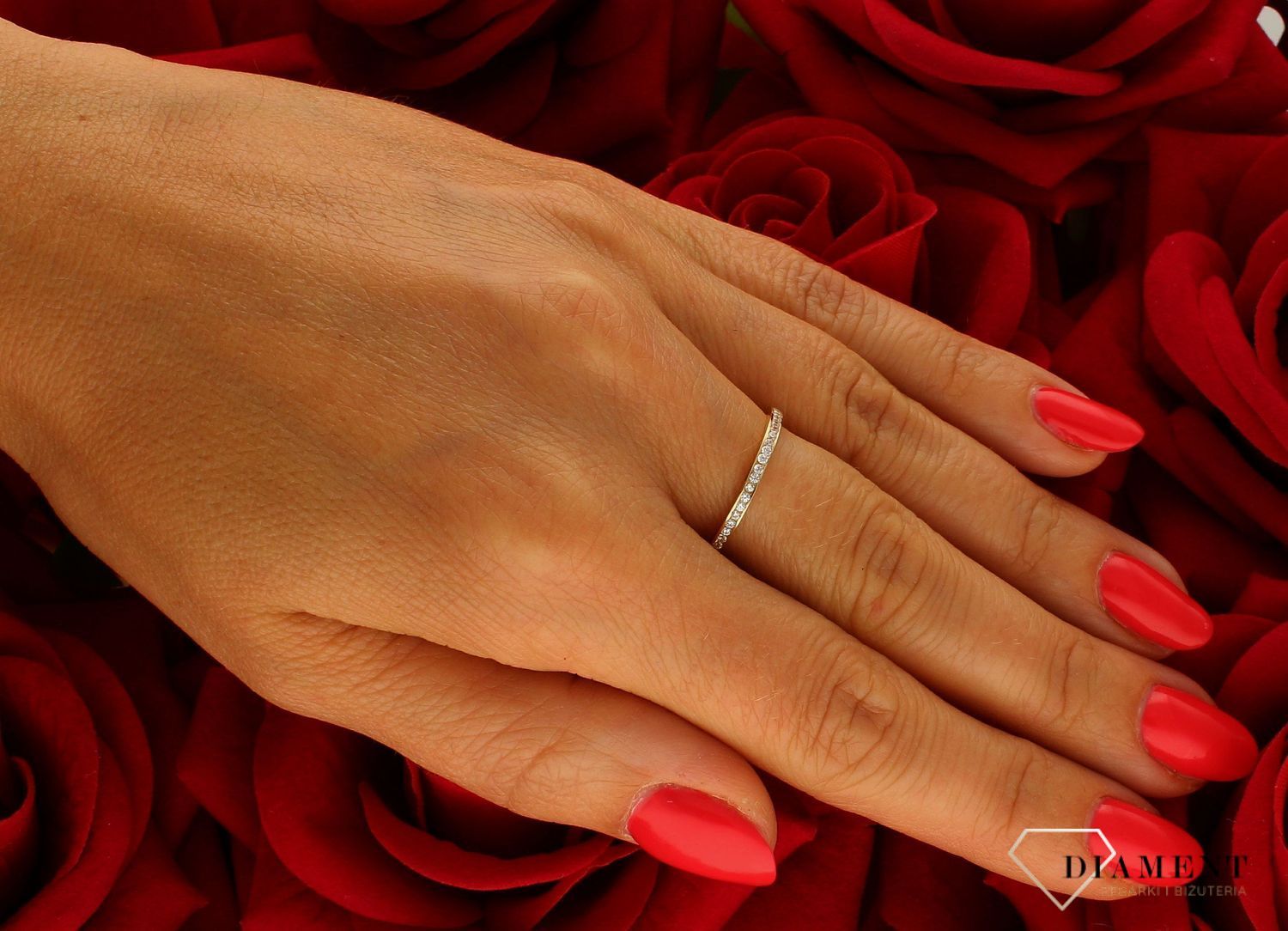 Wąska obrączka wypełniona cyrkoniami, RINGS z białymi kamieniami 585 DIA-PRS-10453-585 (1).jpg