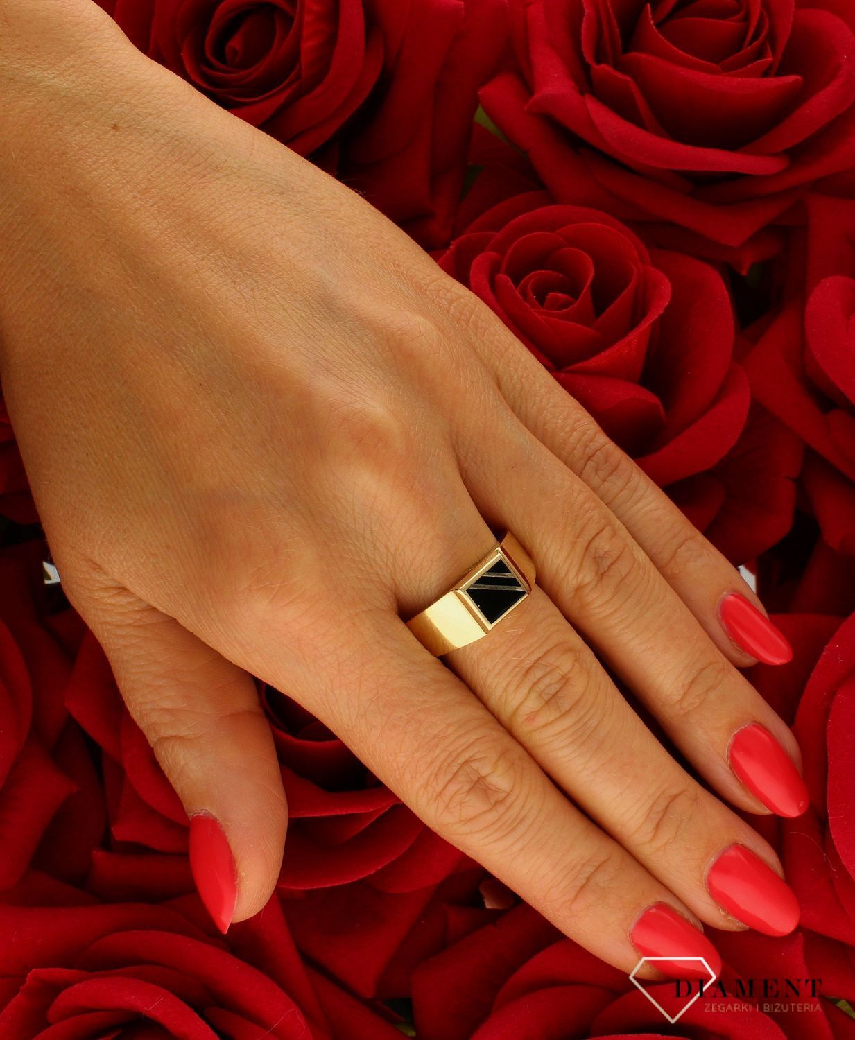 Złoty sygnet męski o kwadratowej formie wypełnionej czarną emalią 585 DIA-PRS-10456-585 Złoty męski  sygnet wykonany z żółtego złota próby 585. Męska złota biżuteria idealna na prezent (2).jpg
