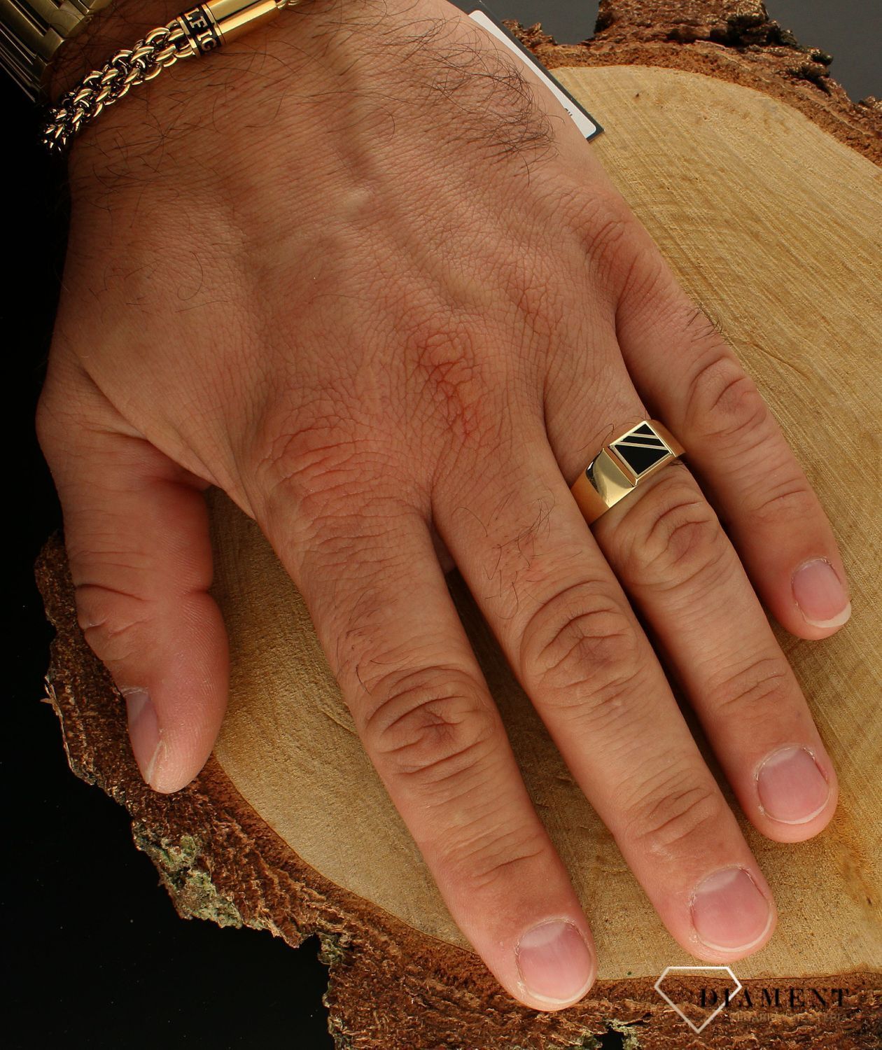 Złoty sygnet męski o kwadratowej formie wypełnionej czarną emalią 585 DIA-PRS-10456-585 Złoty męski  sygnet wykonany z żółtego złota próby 585. Męska złota biżuteria idealna na prezent (2).jpg